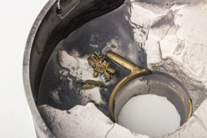 Der Drache nach dem Guss, teilweise noch in Einbettmasse - unikumschmuck.de
